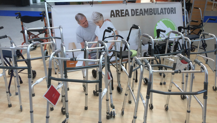 Ausili disabili per la deambulazione-rollator-bastoni-tripodi e stampelle