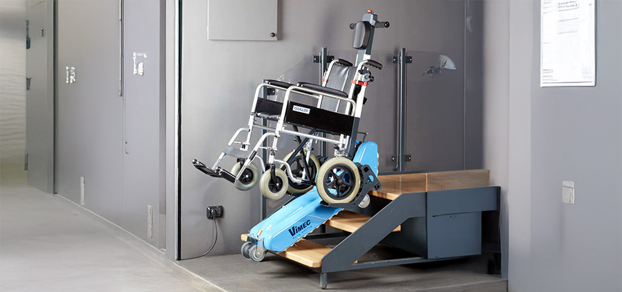 Montascale mobile per carrozzine in prova